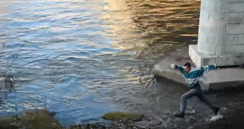 Spustio se niz stub mosta, pretrčao kroz hladni plićak Nišave da bi došao do psa