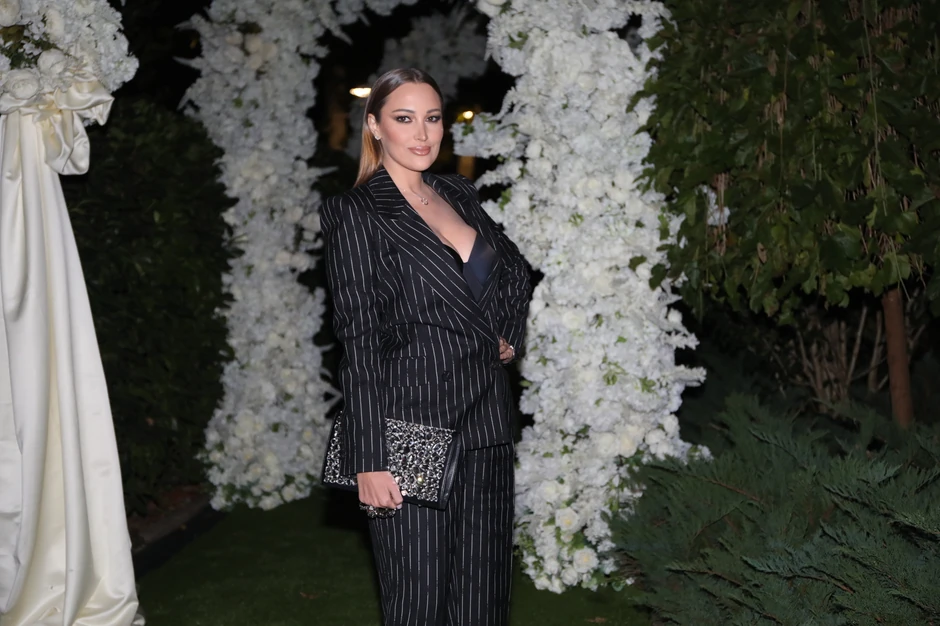 Aleksandra Prijović u elegantnom odelu na svadbi