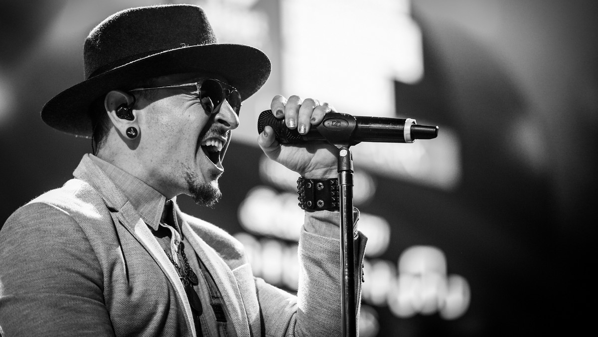 Chester Bennington nie żyje. Wokalista Linkin Park 20 lipca popełnił samobójstwo. Artysta miał 41 lat. Jego śmierć była szokiem dla świata muzyki. Przedstawiciele branży nie kryją smutku i publikują swoje kondolencje. Wśród tych słów pojawia się też ostra krytyka. Przyjaciel wokalisty, muzyk zespołu Korn Brian "Head" Welch, nazywa go tchórzem.