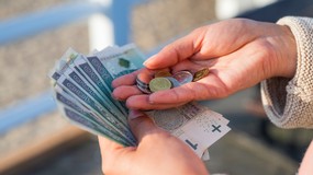 Przykra niespodzianka dla pracowników. Zbliżają się święta, a komornik zabierze to świadczenie w całości