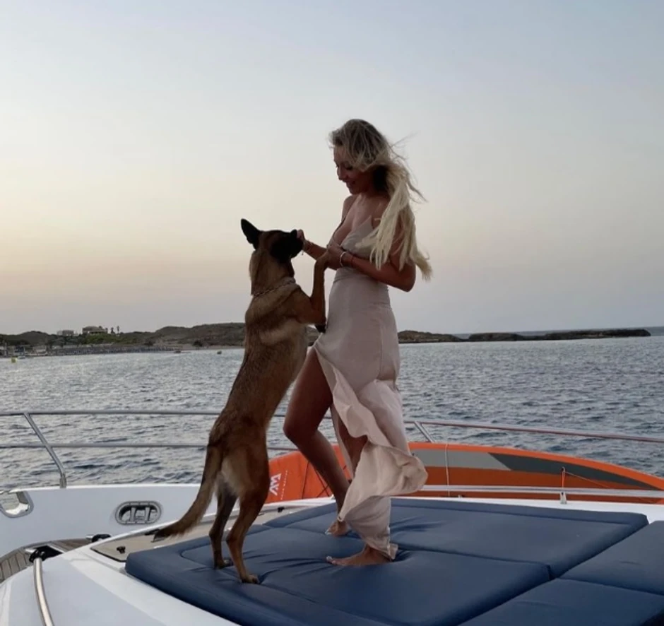 A.V. devojka Miće Megatrenda