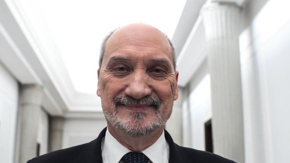 Antoni Macierewicz bezczelnie cieszy japę