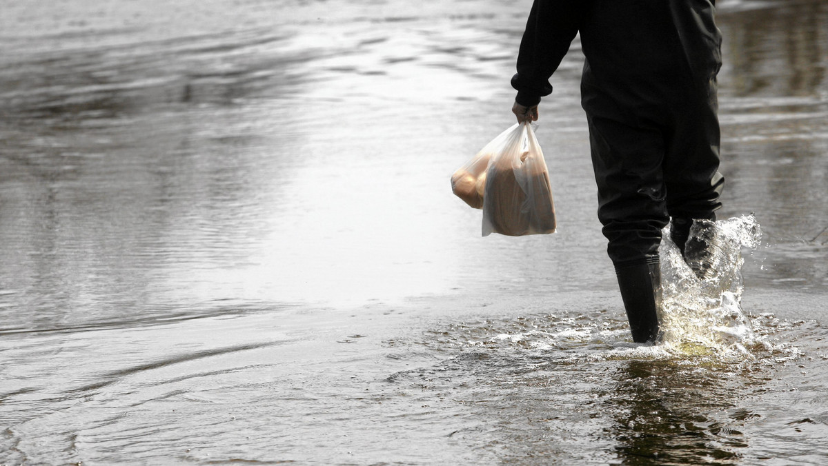 Mieszkańcy gminy Koziegłowy (Śląskie), którą w tym tygodniu nawiedziła powódź, nie mogą się doczekać na przyjazd przedstawicieli firm ubezpieczeniowych - informuje "Dziennik Zachodni".