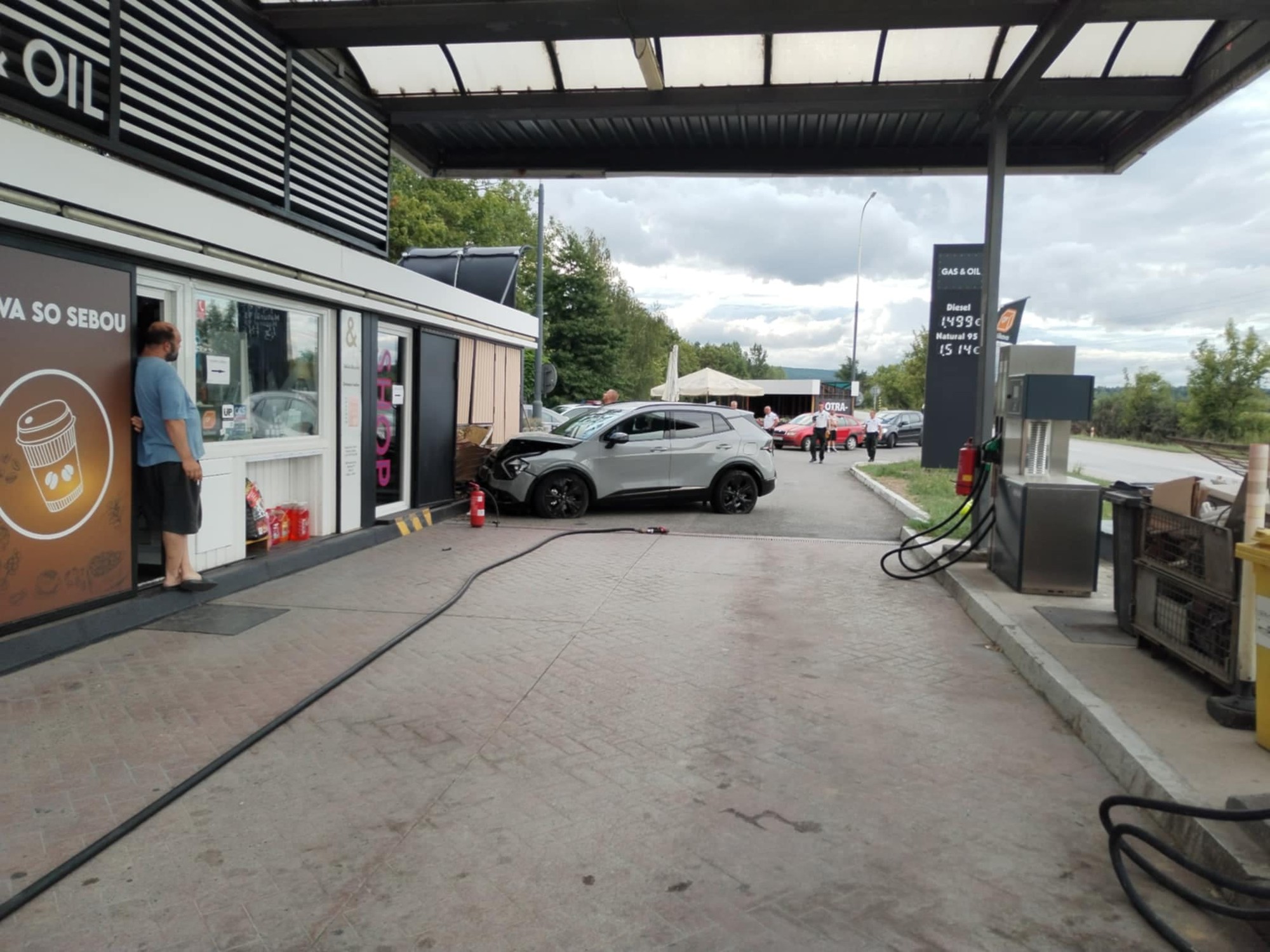 Do budovy čerpacej stanice v Košiciach narazilo auto.