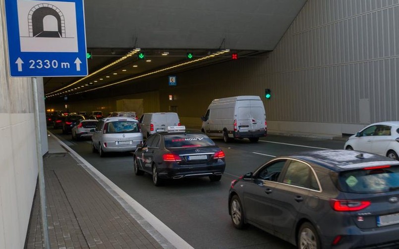 Znak D-37 informuje o tym, że wjeżdżamy do tunelu o długości ponad 2 km