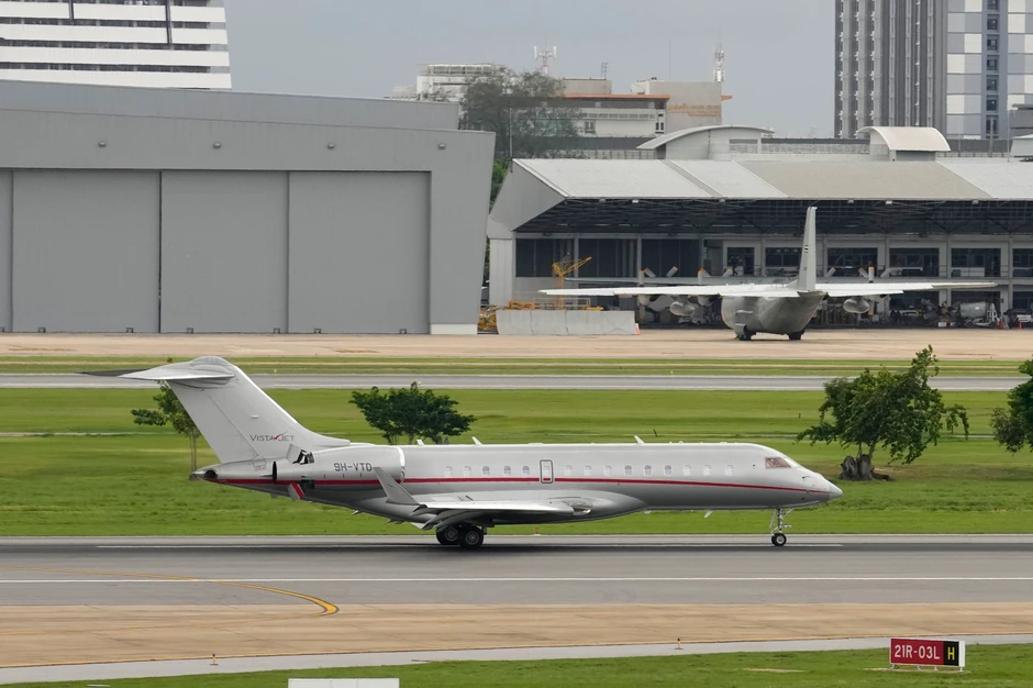 Avion u koji se ukrcao Asanž