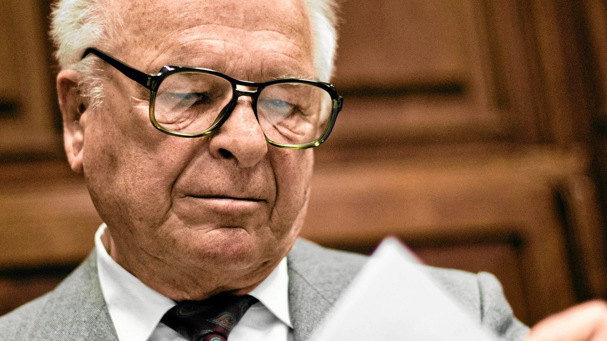 Czesław Kiszczak jednak spocznie na warszawskich Powązkach? Tego chce żona byłego szefa MSW w czasach PRL. Jak przekonuje w rozmowie z "Super Expressem", jej mąż był "bohaterem i patriotą" i musi spocząć właśnie na tej nekropolii. - Tam jest jego miejsce, obok generała Jaruzelskiego - dodaje.