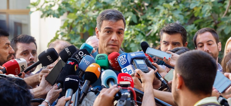 Premier Sanchez wygwizdany przed lokalem wyborczym