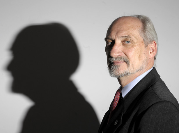 Macierewicz potępia Merkel za "order Hitlera"