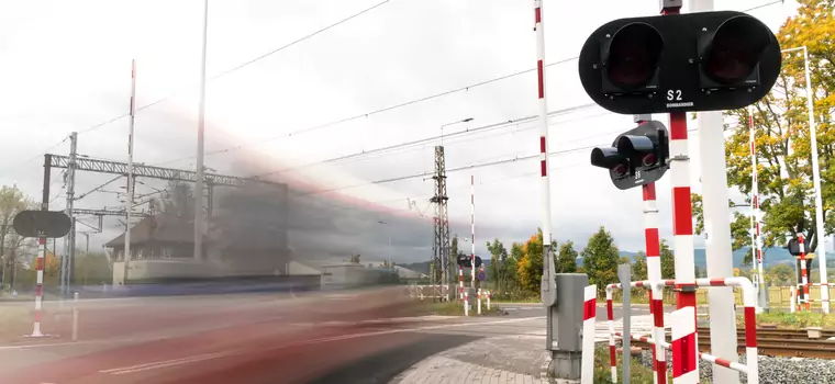 Koniec ryzykownego zachowania kierowców. Na przejazdach kolejowych staną fotoradary