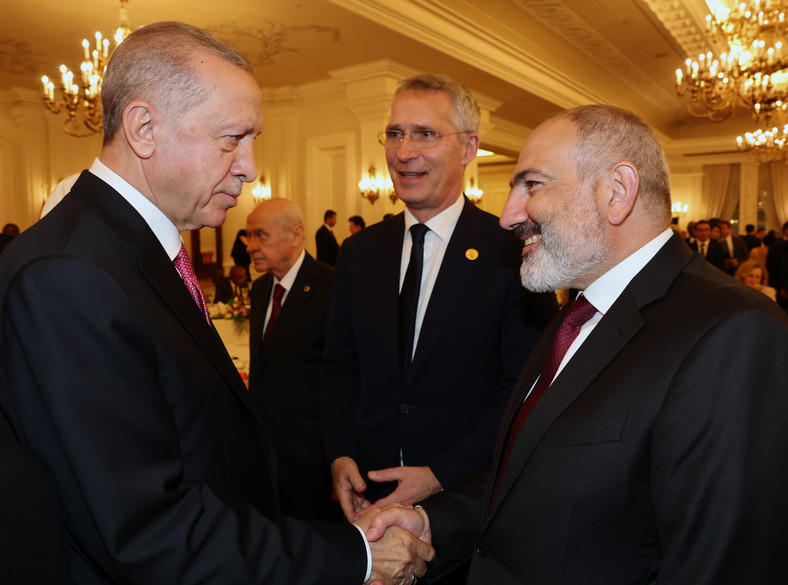 Premier Armenii Nikol Paszinian i prezydent Turcji Recep Tayyip Erdogan w Ankarze, 3 czerwca 2023 r.