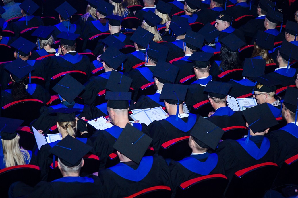 Collegium Humanum - graduacja absolwentów