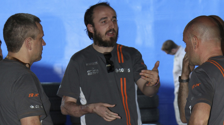 gy néz ki Robert Kubica jobb keze most, évekkel a baleset után. Képes lehet F-1-es 
autót vezetni? /Fotó: AFP