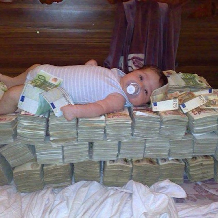 Dzieci śpią na pieniądzach
