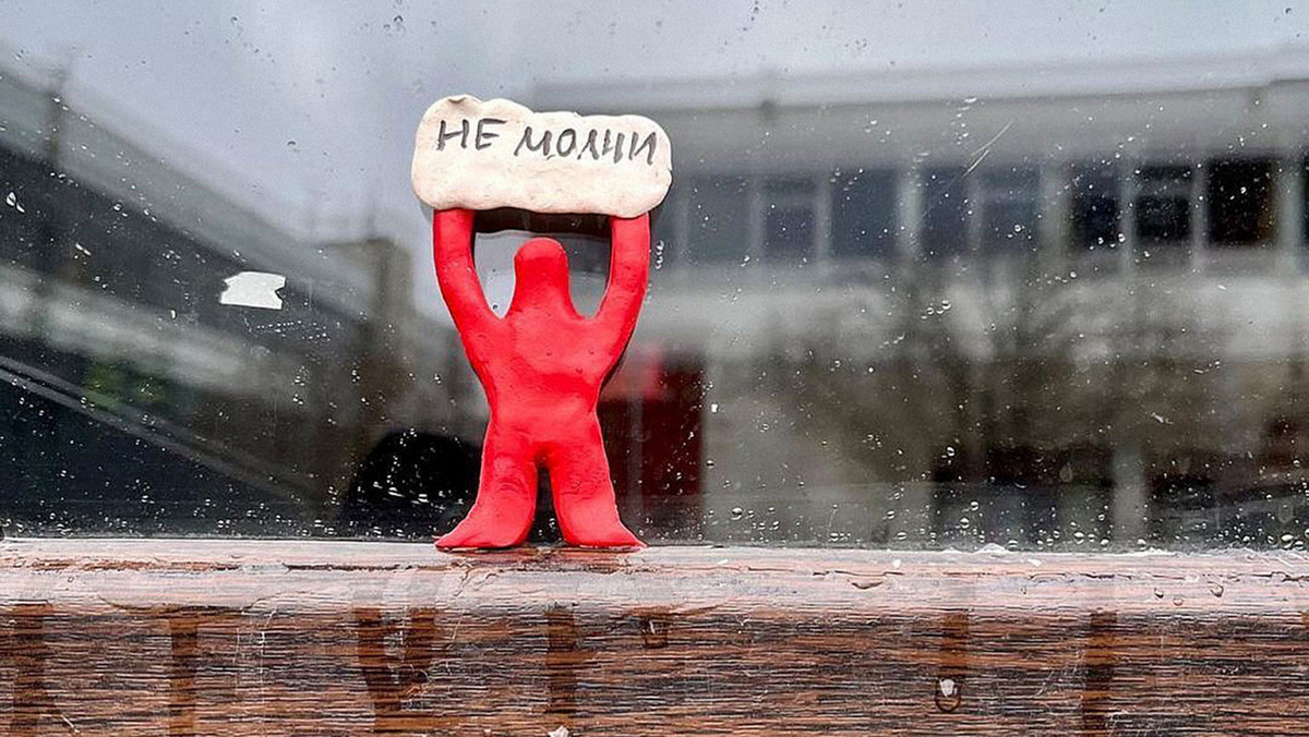 "Nie milcz" głosi napis na transparencie / Port Sevkabel w Sankt Petersburgu