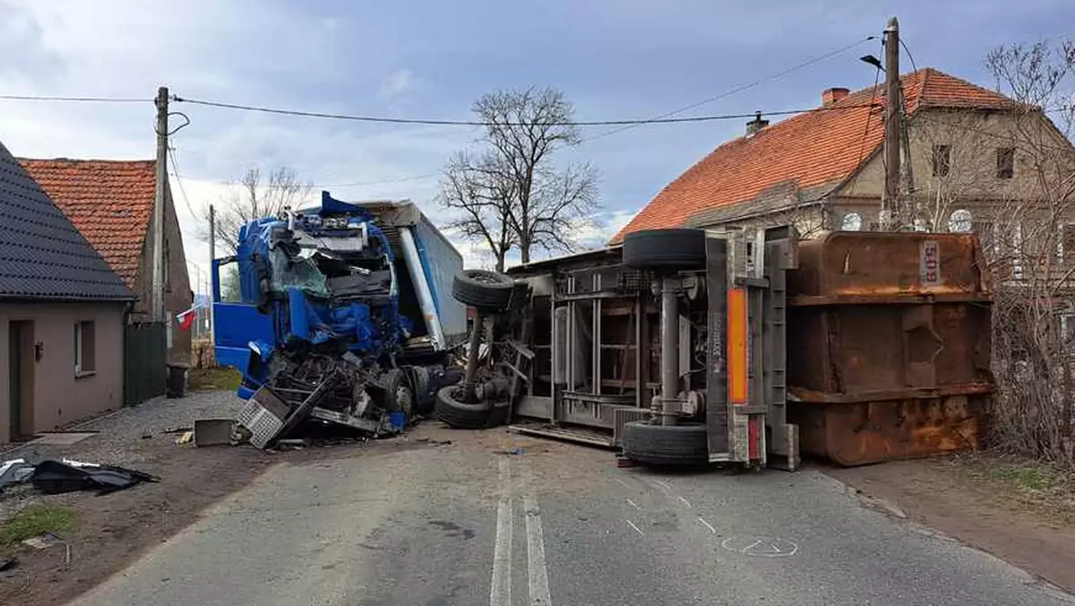 ITD. Groźny wypadek z udziałem dwóch ciężarówek na DW 382