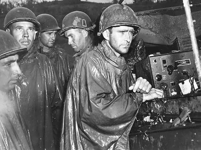 Amerykańscy żołnierze na Okinawie słuchają przez radio informacji o zakończeniu wojny w Europie