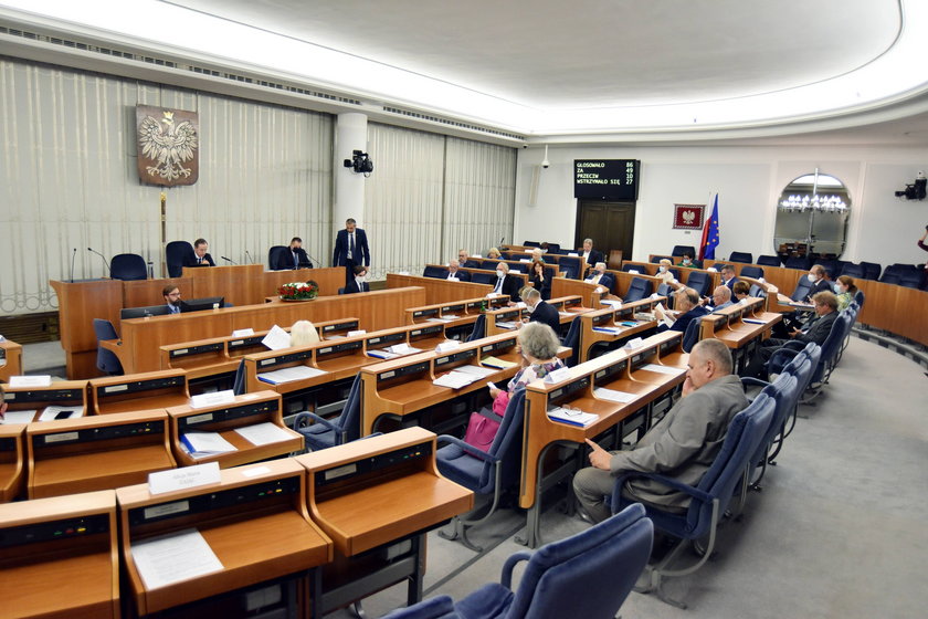 Senat przegłosował ponad 100 poprawek do budżetu. Więcej pieniędzy na służbę zdrowia