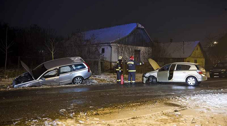 Az egyik autó becsúszott az árokba / Fotó: MTI Lakatos Péter