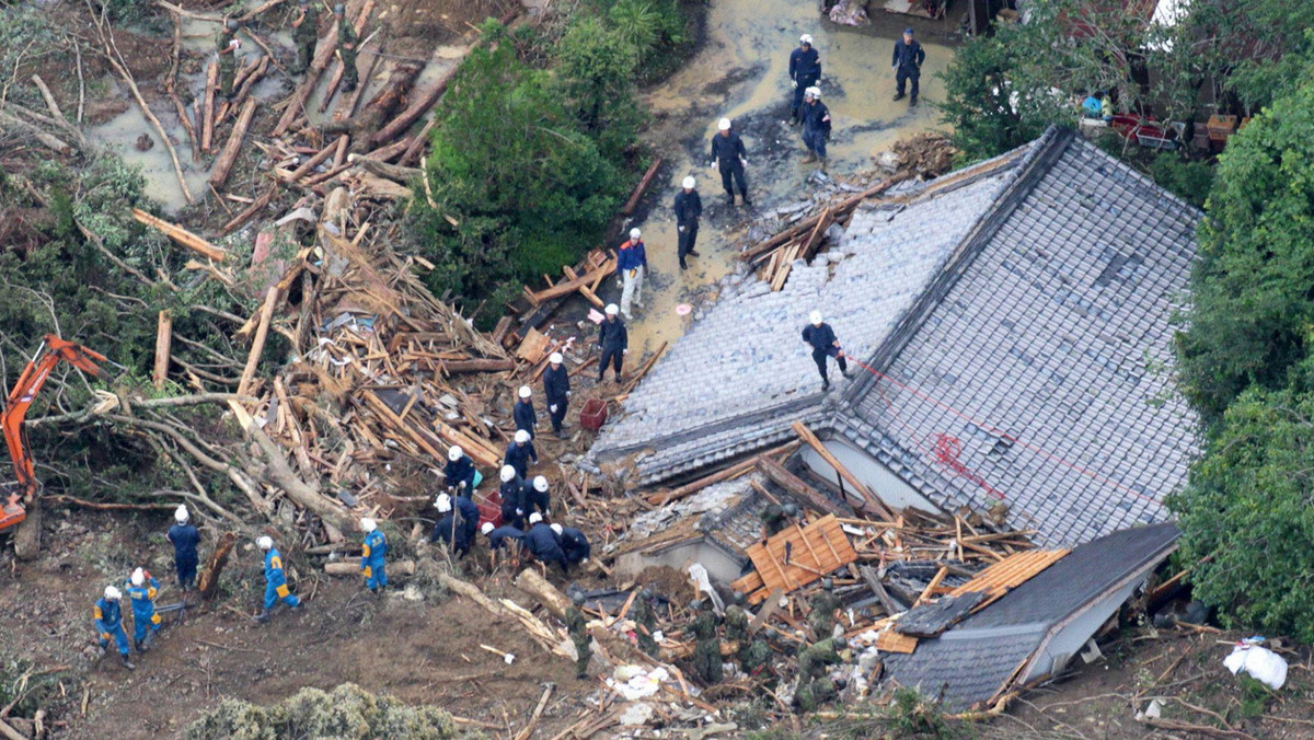Co najmniej 26 osób zginęło, a 54 uznaje się za zaginione w wyniku powodzi i osunięć ziemi, spowodowanych przez tajfun Talas, który przechodzi nad zachodnią Japonią - podała agencja Kyodo.