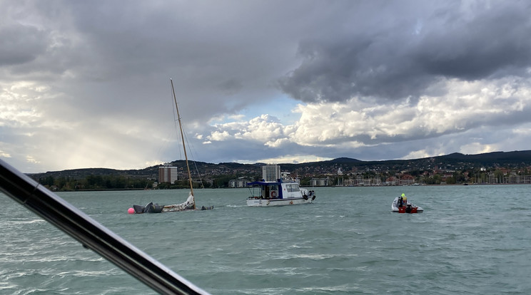 Elsüllyedt hajó mentés Balatonon / Fotó: Blikk