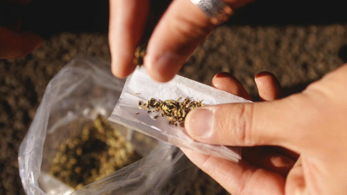 Handlarze marihuany używają poczty, aby wysłać do Wielkiej Brytanii gigantyczne ilości nielegalnej substancji - ostrzega policja. Zdaniem funkcjonariuszy, wielu dilerów uważa to za bezpieczniejszą metodę, niż próby wywiezienia narkotyku przez granicę.