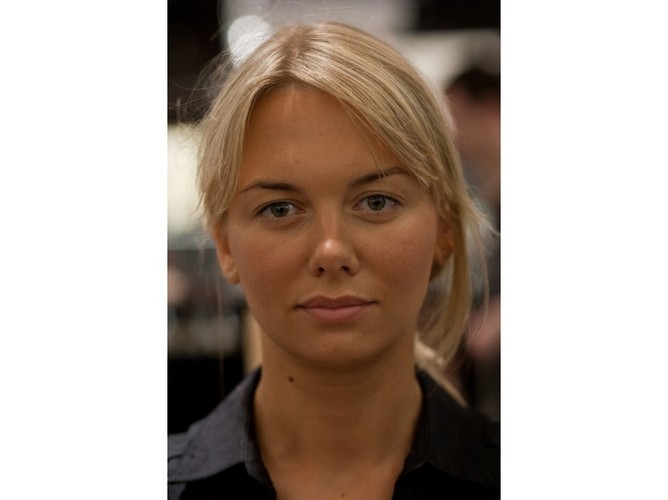 Na tym etapie wykonywania makijażu już widać, jak bardzo zmieniła się twarz.