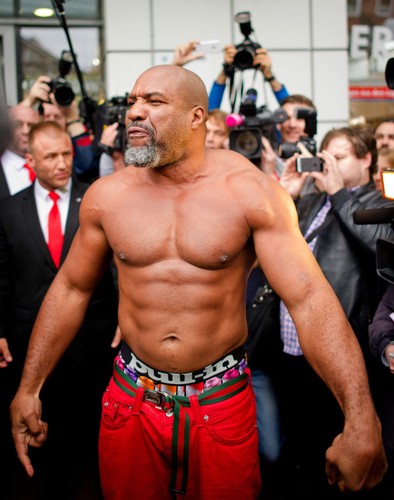 Shannon Briggs w stroju gladiatora prowokuje do walki Wladimira Kliczkę