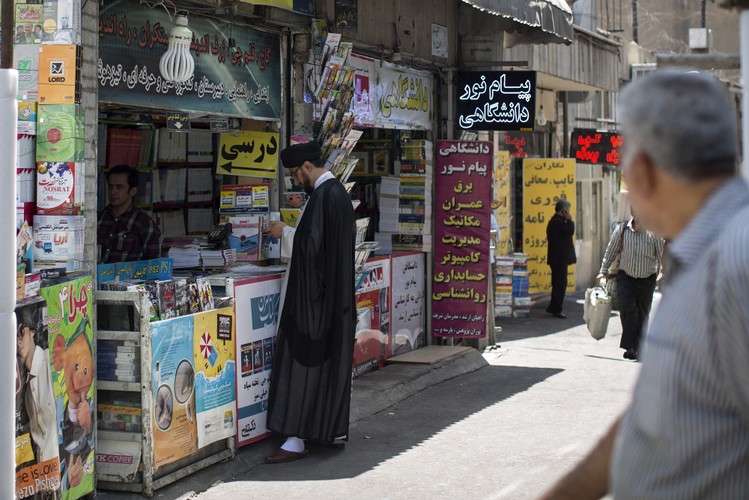 Być może przedstawiciele irańskiej klasy średniej, którzy stanowią konsumpcyjny trzon społeczeństwa, w większym stopniu doświadczyli niedogodności związanych z zachodnimi sankcjami. Wielu z nich narzeka, że musiało obcinać budżety domowe, często nie mogąc zapewnić właściwych leków swojej rodzinie czy nie będąc w stanie wspierać studiujących za granicą dzieci. Na zdj. Irańczyk przed kioskiem z płytami DVD, Teheran, 25.08.2015