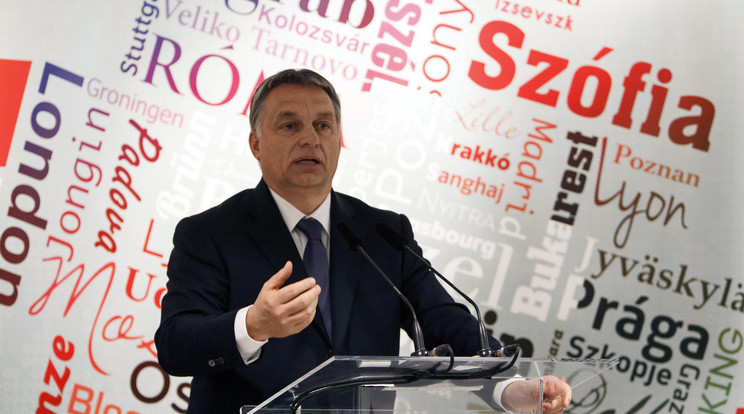 Orbán a magyar parlamenttel és Puskás Öcsivel indokolta létezésünk értelmét / Fotó: MTI-Varga György