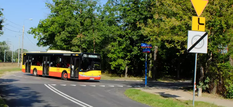 Jak używać kierunkowskazów na rondach i drogach z pierwszeństwem łamanym?