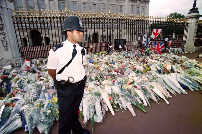 Kapija Bakingemske palate bila je prekrivena cvećem