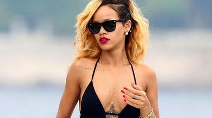 Rihanna dögös fekete fürdőruhája az idei befutó