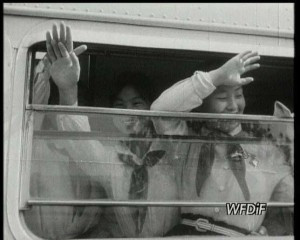 Koreańskie sieroty opuszczają Płakowice (fot. WFDiF)
