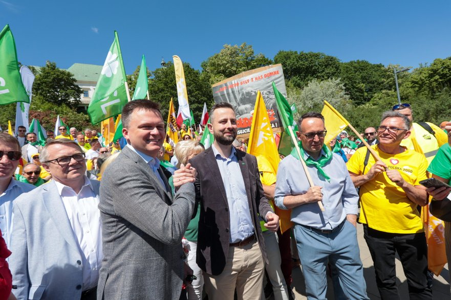 Prezes Polskiego Stronnictwa Ludowego Władysław Kosiniak-Kamysz i lider Polski 2050 Szymon Hołownia podczas wspólnej konferencji prasowej w parku Agrykola w Warszawie, przed marszem z udziałem liderów opozycji