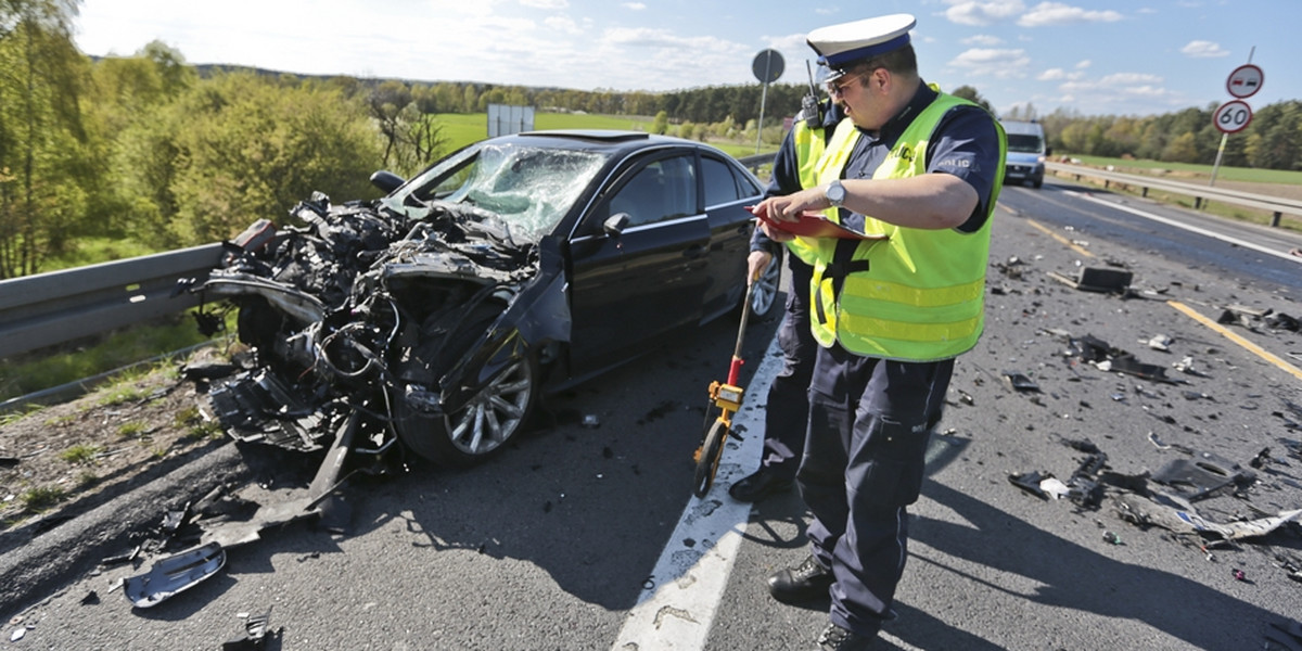 Audi wbiło się pod tira. Kierowca ciężko ranny