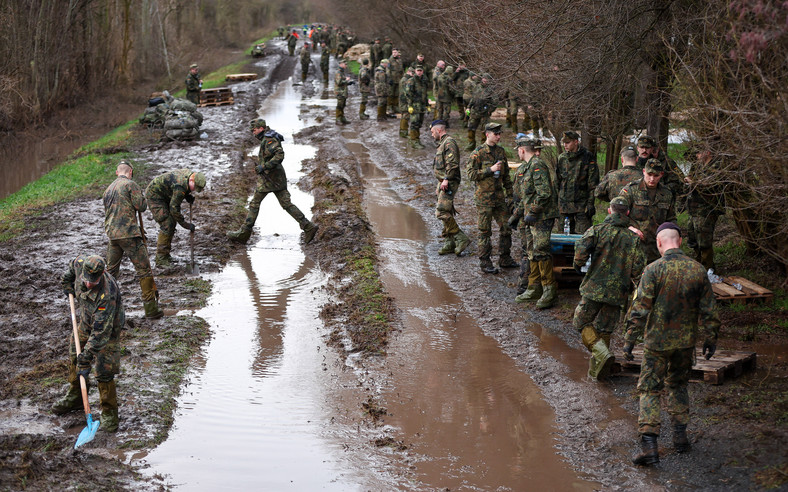 În prezent, doar soldații armatei germane se luptă cu efectele inundației.  Saxonia-Anhalt, 7 ianuarie 2024