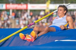 Armand Duplantis w tym roku chce pokonać 6,24 m