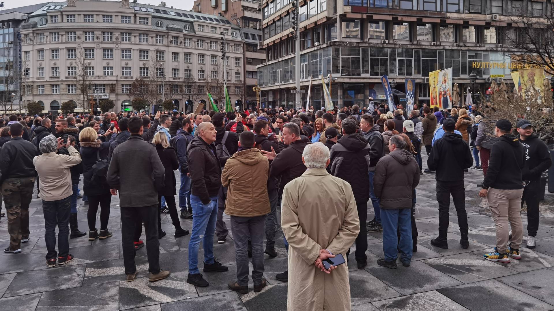 Antivakseri u Beogradu ponovo protestuju protiv mera Kriznog štaba i opet su svi bez maski i bez distance