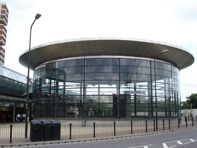 Canada Water – architektura w myśl idei zrównoważonego rozwoju.  Szklany bęben o wysokości 25 metrów to przyciągający uwagę element nad wejściem na stację. Znajduje się on nad głębokim otworem sięgającym do położonych na głębokości 22 metrów peronów linii Jubilee Line. Dzięki temu większa część stacji oświetlana jest światłem dziennym.źródło: flickr, CC BY-NC-SA 2.0, Kake Pugh,