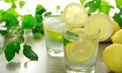 Czy picie wody z cytryną odchudza?