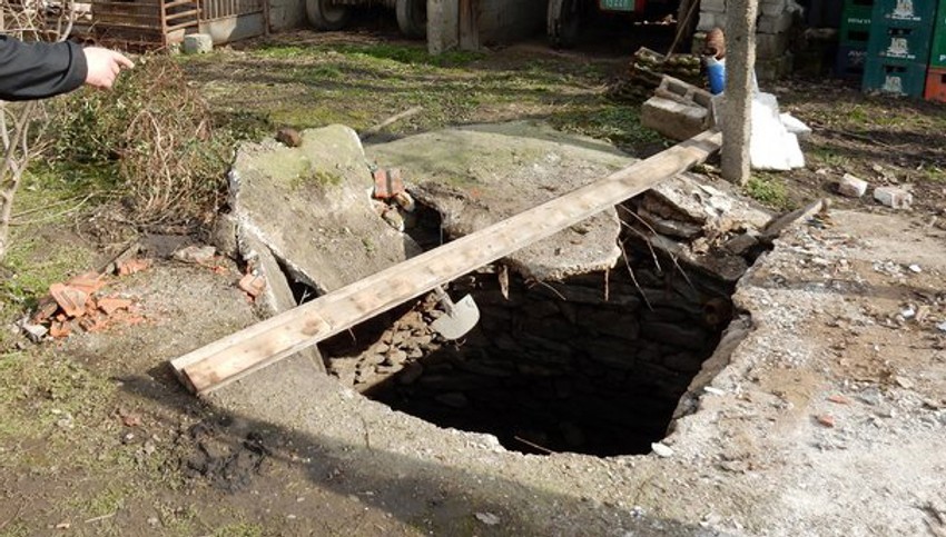 Porodica iskopala jamu pre prošlonedeljnih kiša. Otac namirivao stoku kada je primetio da nema dečaka