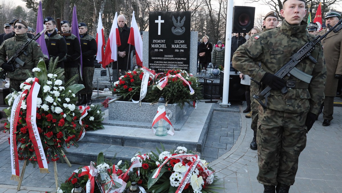 Szczątki braci Zygmunta i Lucjana Marchelów, żołnierzy Narodowego Zjednoczenia Wojskowego, którzy w 1946 r. zostali skazani w pokazowym procesie na śmierć i rozstrzelani, uroczyście pochowano w niedzielę po południu na cmentarzu w Ciechanowcu (woj. Podlaskie). Ponad dwa lata temu w tym miejscu ich szczątki odnalazł IPN.