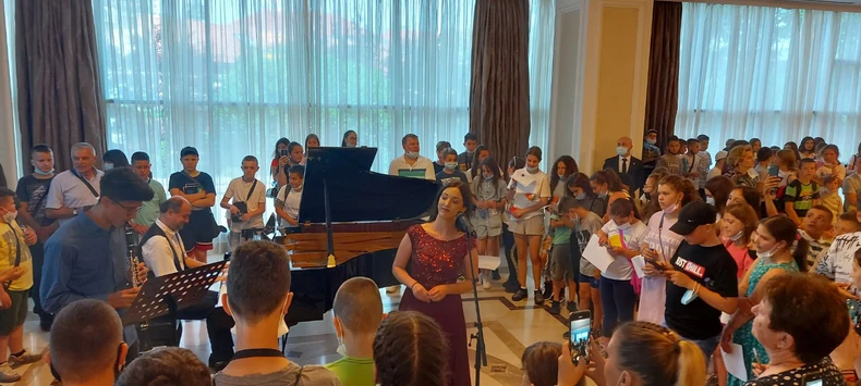 Radovan Viškovič i deca sa Kosova i Metohije 