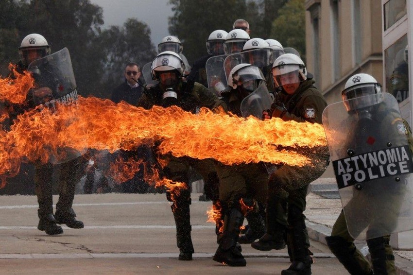 Demonstranti su zasipali policajce molotovljevim koktelima | Foto: REUTERS/Florion Goga