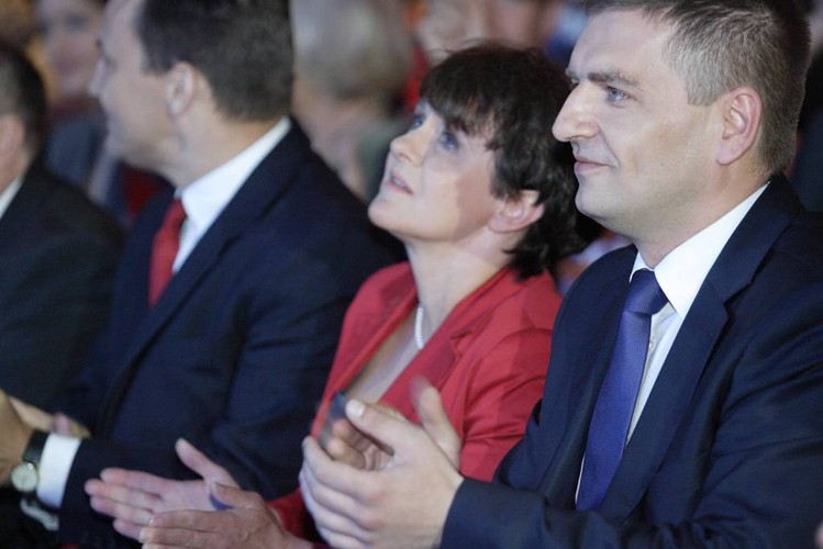 Kluzik-Rostkowska siedzi obok pełnomocnika rządu ds. osób wykluczonych Bartosza Arłukowicza podczas konwencji PO w Gdańsku.