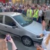 Automobil u centru išaran sprejevima