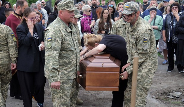 Sahrana ukrajinskog vojnika, muzičara i stiliste Artura Snitkusa (36), koji je poginuo u akciji u Donjeckoj oblasti