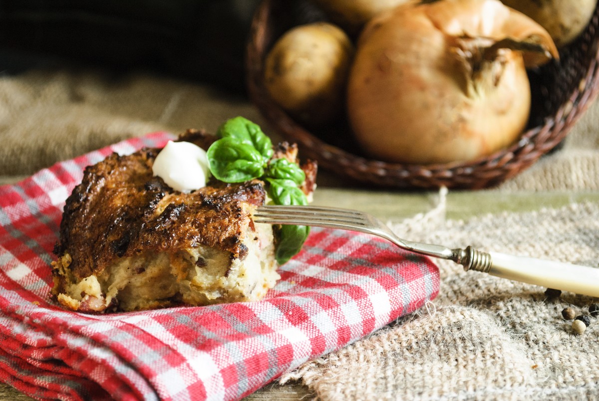 Babka ziemniaczana doskonale smakuje także wtedy, gdy odgrzejemy ją następnego dnia
