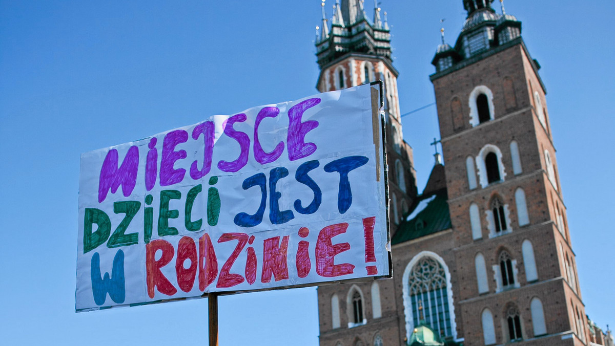 Przed krakowskim sądem w wydziale rodzinnym rozpoczęło się dziś ponowne postępowanie w sprawie dzieci rodziny Bajkowskich. Rodzice chcieli, by na czas postępowania dzieci wróciły do domu; sąd odroczył decyzję w tej sprawie.